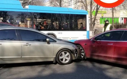 На мариупольском перекрестке «Tesla» не разминулась с «Honda», образовалась дорожная пробка
