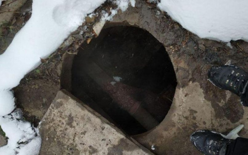 В Мариуполе в канализационном люке найдено тело женщины (ФОТО)