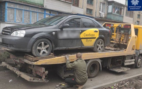 В Мариуполе эвакуировали автомобиль, заблокировавший дорогу