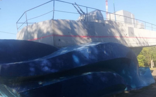 На мариупольском памятнике морякам-десантникам закрасили следы вандалов