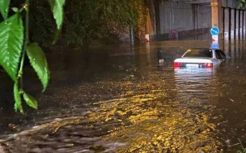 В Мариуполе затопило центральные дороги. На каких участках затруднено движение?