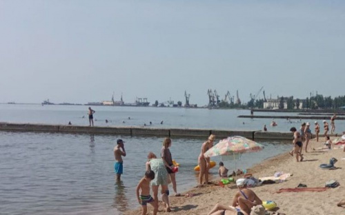 Отдыхающий на мариупольском пляже потерял сознание и упал в воду