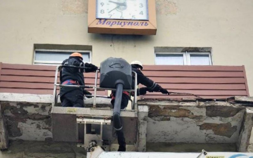 В центре Мариуполя демонтировали аварийные фрагменты балкона