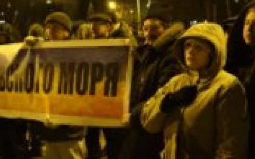 Военное положение не помешало провести в Мариуполе акцию протеста (ФОТОФАКТ)