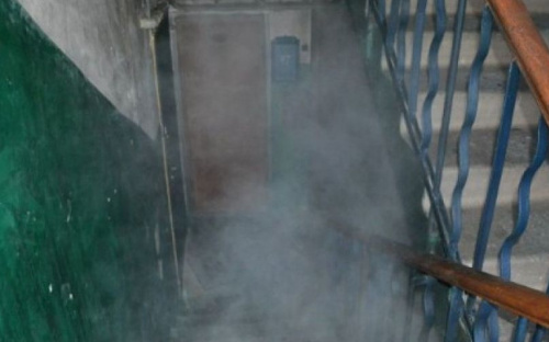 Мариупольцы вызвали спасателей при самовозгорании в многоквартирном доме 