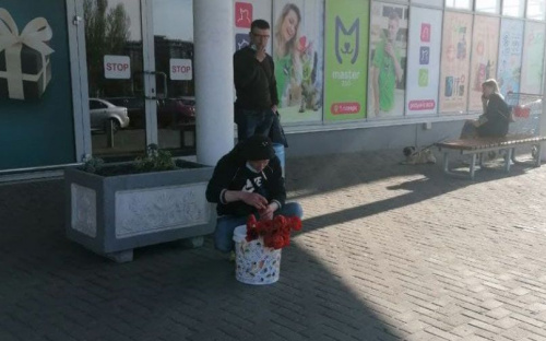 В Мариуполе мужчина «делает бизнес» на сорванных в парке «Веселка» цветах?