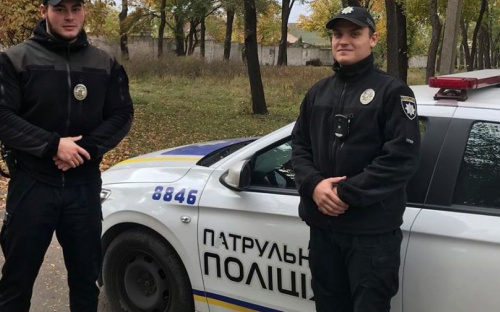 В Мариуполе патрульные выбили дверь в квартиру ради спасения женщины