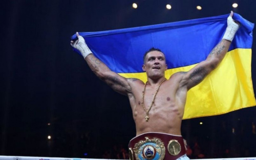 Усик сквозь слезы обратился к украинцам, а Ломаченко записался в терроборону