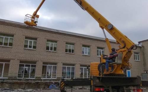 В обстрелянном Новолуганском в Донецкой области завершили аварийный ремонт школы и детсада