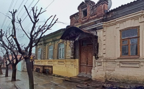 Мариупольцы могут выбрать цвет для реставрируемой исторической двери в центре города