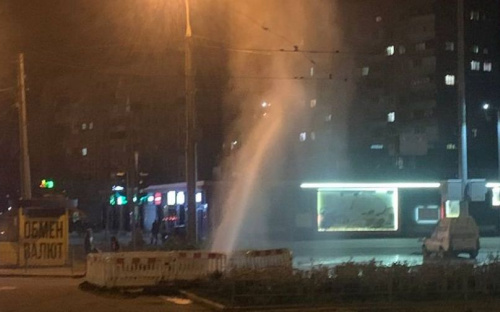 Вода бьет фонтаном: ночью на мариупольском перекрестке произошла авария