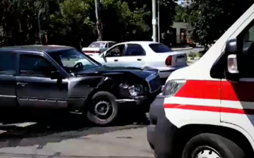 Авария на перекрестке в Мариуполе. Приехало две скорых