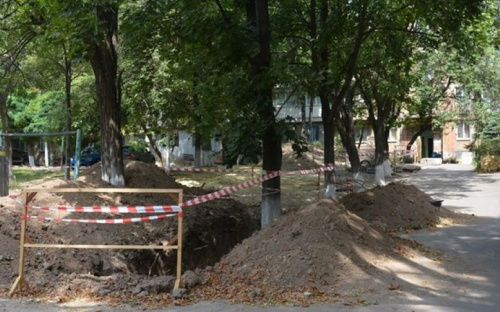 Мариупольские коммунальщики отреагировали на отсутствие ограждений возле разрытия (ФОТО)
