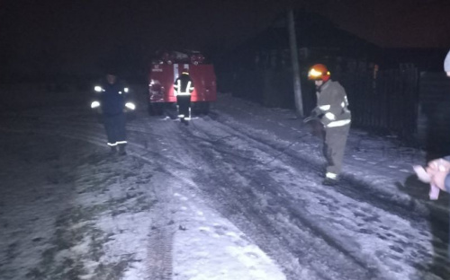 Вблизи Мариуполя на дороге застрял грузовик: потребовалась помощь спасателей