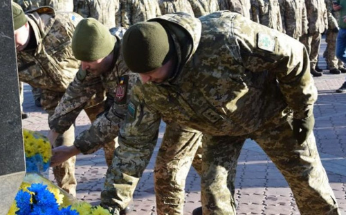 В Мариуполе военные отметили День достоинства и свободы (ФОТО)