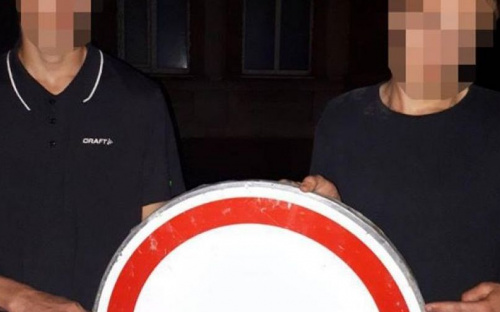 Зачем козе баян: в центре Мариуполя задержаны расхитители дорожных знаков (ФОТО)