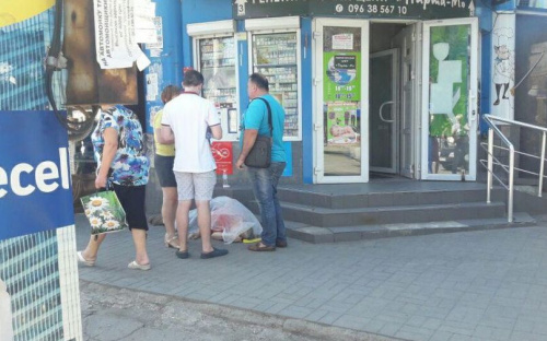 Купил сигареты и умер: мариупольцы обнаружили труп мужчины (ФОТОФАКТ)