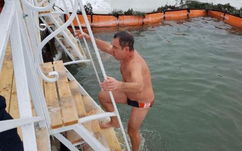 Праздник Крещения. Мариупольцы омываются в ледяных водах Азовского моря (ФОТО+ВИДЕО)