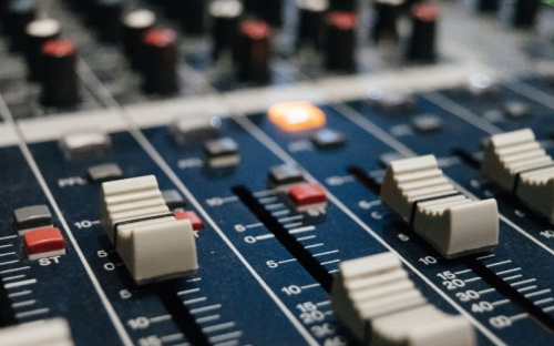«Night Light Radioshow» на «Мариуполь FM»: курс на новогоднее настроение!