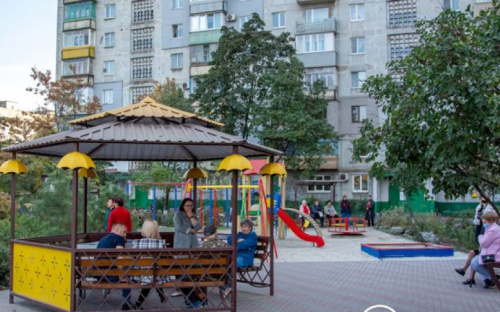 В одном из мариупольских микрорайонов преобразили двор, в планах – сделать уютными еще 85