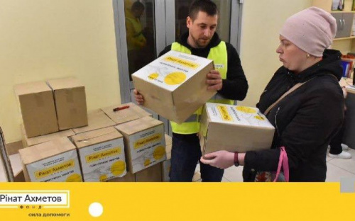 Фонд Рината Ахметова передал очередную партию гуманитарной помощи для переселенцев из Мариуполя