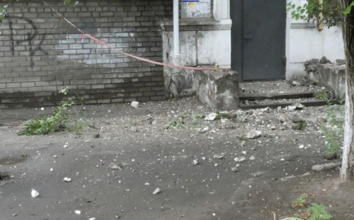 Над головами мариупольцев возникла угроза в виде разрушающегося навеса (ФОТО)