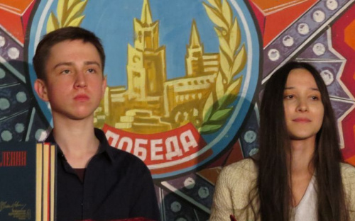В Мариуполе под «Интернационал» сыграли коммунистическую свадьбу, раздеваясь на публике (ФОТО+ВИДЕО)