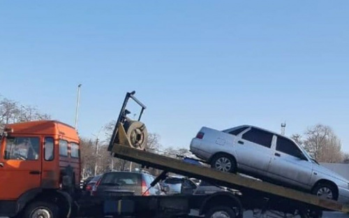 В Мариуполе эвакуировали неправильно припаркованный автомобиль
