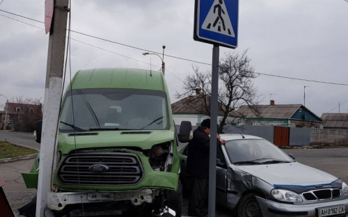 В Мариуполе авария с пострадавшими: девушку госпитализировали с переломом ребер (ФОТО)