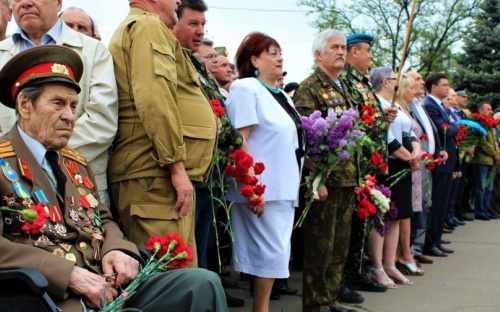 Низкий поклон ветеранам: в Мариуполе отметили День Победы (ФОТО)