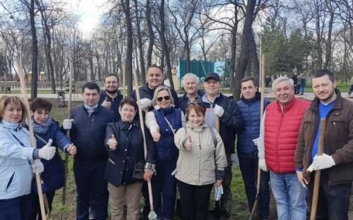 Депутаты Мариуполя вышли на толоку в Горсад