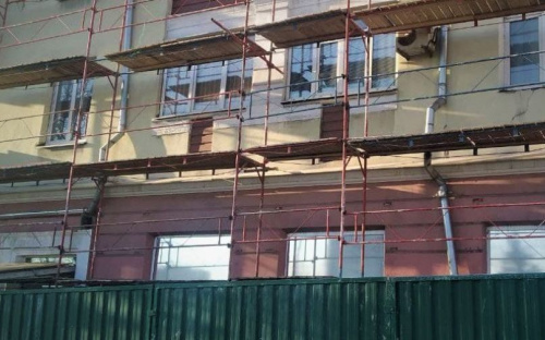 Стало известно, почему огородили многоэтажку с часами на центральном проспекте Мариуполя