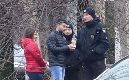 Празднуют приход весны: с потеплением мариупольцы стали чаще выпивать в неположенных местах (ФОТОФАКТ)