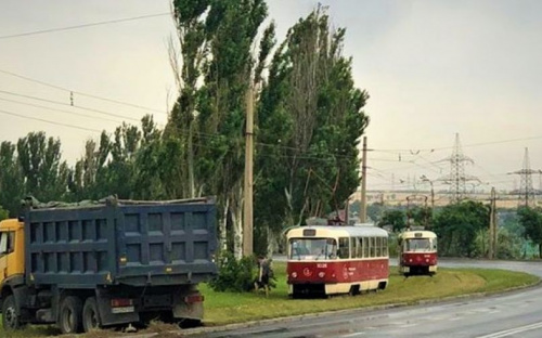 В Мариуполе самосвал врезался в легковушку. Парализовано движение трамваев