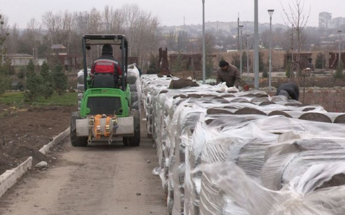 В парке имени Гурова завершают зону барбекю. Когда мариупольцы смогут пожарить шашлыки на берегу Кальчика?