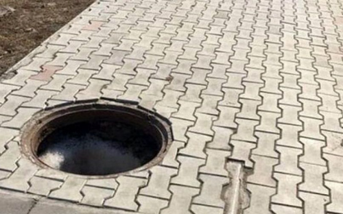В Мариуполе пожилой мужчина провалился в люк