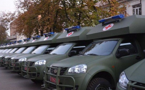 Петр Порошенко в Мариуполе посетил военный госпиталь и подарил 20 машин (ФОТО)
