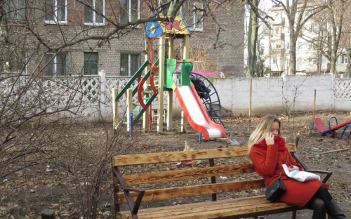 В Мариуполе детский городок «эмигрировал» с центральной площади в ближайший двор (ФОТОФАКТ)