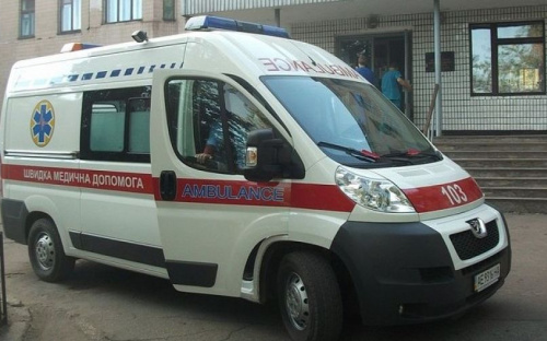 Из легковушки – в «скорую»: в Мариуполе госпитализировали мужчину в состоянии передозировки наркотиками