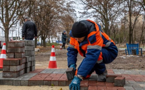 В одном из районов Мариуполя уложили 1500 квадратных метров тротуарной плитки