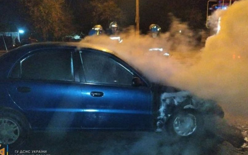 Восемь спасателей тушили загоревшийся автомобиль в Мариуполе