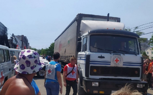 У Маріуполі утворилися величезні черги за гуманітаркою від Червоного Хреста