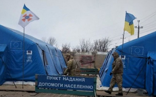 Ежедневно в пункты помощи на КПВВ Донетчины обращается до сотни человек