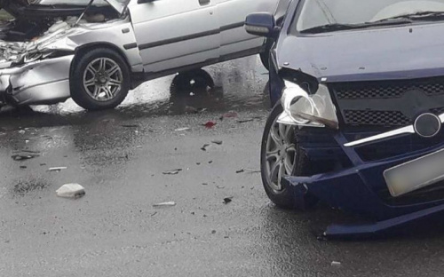 Железо «всмятку»: на перекрестке в Мариуполе столкнулись «ВАЗ» и «Geely»