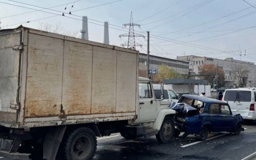 Из-за масштабной аварии затруднено движение транспорта в центр Мариуполя (ДОПОЛНЕНО)