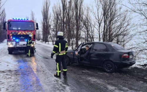 В Донецкой области спасатели доставали автомобили из снежных и грязевых «ловушек»