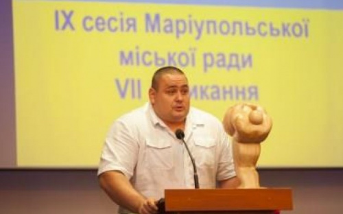 Александр Лашин вручил флаг победы мэру Мариуполя