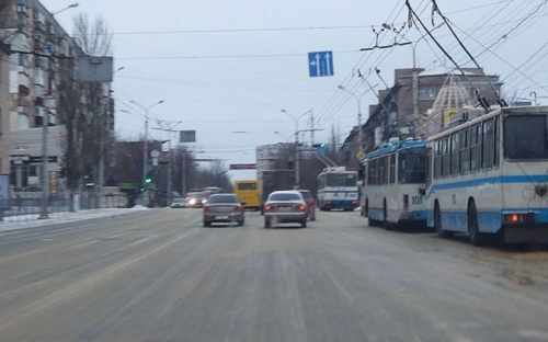 Снегопад осложнил ситуацию на дорогах Мариуполя (ФОТО)