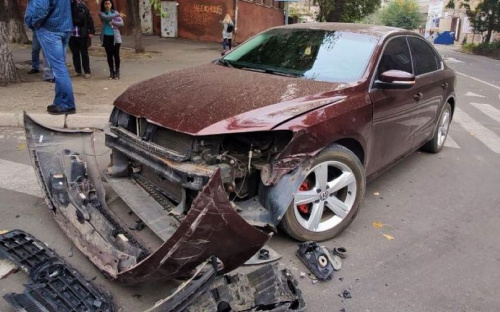 В Мариуполе иномарка врезалась в мусоровоз