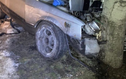 В Мариуполе - всплеск ДТП. Пострадал водитель, дерево и пять автомобилей